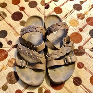 Women’s strappy sandal